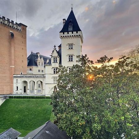 Vue Magique Sur Le Chateau Dans Un Quartier Populaire Pau Exterior foto